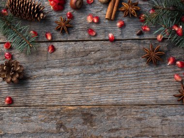 Nar Ladin dallar yıldız anason fındık, tarçın ve ahşap arka planda, rustik tarzı kopya alanı kış baharat