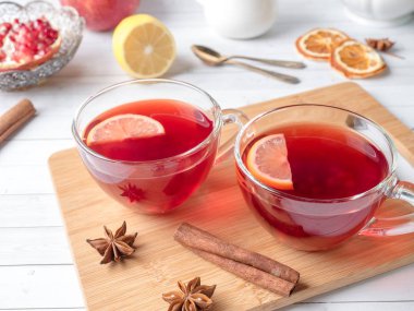 Nar ile sıcak ev yapımı limonata, limon ve kış baharatlar