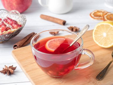 Nar ile sıcak ev yapımı limonata, limon ve kış baharatlar