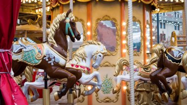 radio host met hoofd telefoonsCarousel. neşeli bir karnaval ata yuvarlak gitmek.