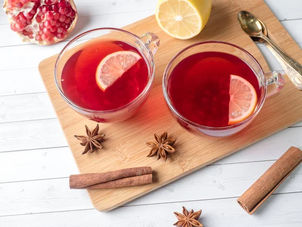 Limonada casera caliente con especias de granada, limón e invierno — Foto de Stock