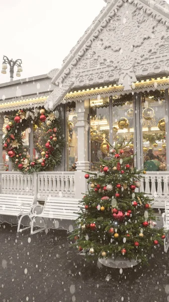 Зимовий зовнішній вигляд заміського будинку з різдвяними прикрасами Ялинковий вінок Сніг — стокове фото