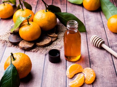 Aromatik mandalina yağı, mandalina ahşap zemin, seçici odak ile