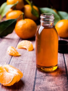 Aromatik mandalina yağı, mandalina ahşap zemin, seçici odak ile