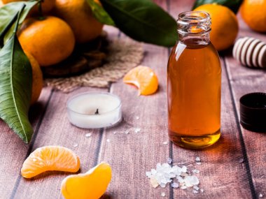 Aromatik mandalina yağı, mandalina ahşap zemin, seçici odak ile