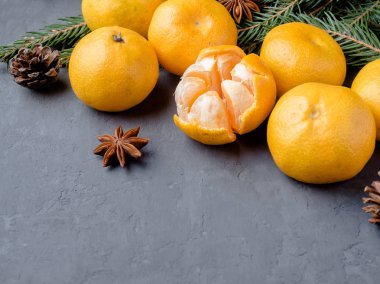 Noel ağacın, yıldız anason gri beton üzerinde tarçın ile taze mandalina kopya alanı arka plan