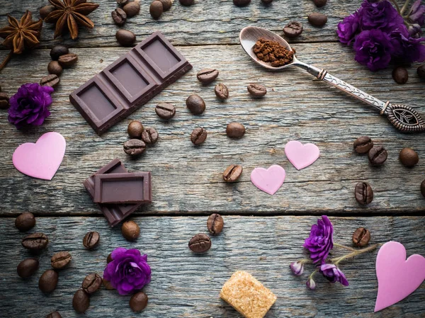 Decorações para dia dos namorados corações de papel, violetas e café de chocolate em fundo de madeira rústica — Fotografia de Stock