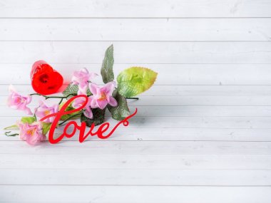 Süslemeleri Sevgililer günü çiçek aşk kırmızı kalp beyaz arka plan kopya alanı