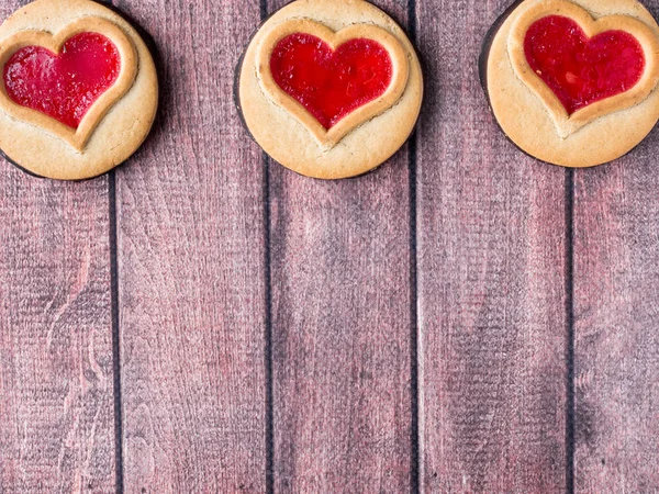 Cookies caseiros com um coração vermelho Jam Dia dos Namorados escuro de madeira fundo espaço de cópia — Fotografia de Stock