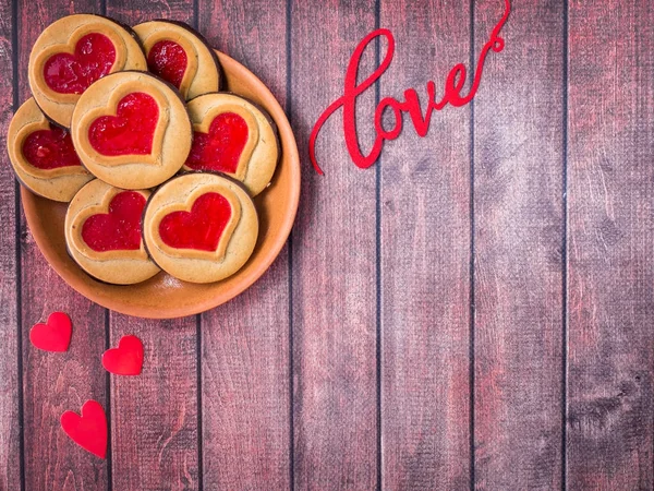 Cookies caseiros com um coração vermelho Jam Dia dos Namorados escuro de madeira fundo espaço de cópia — Fotografia de Stock