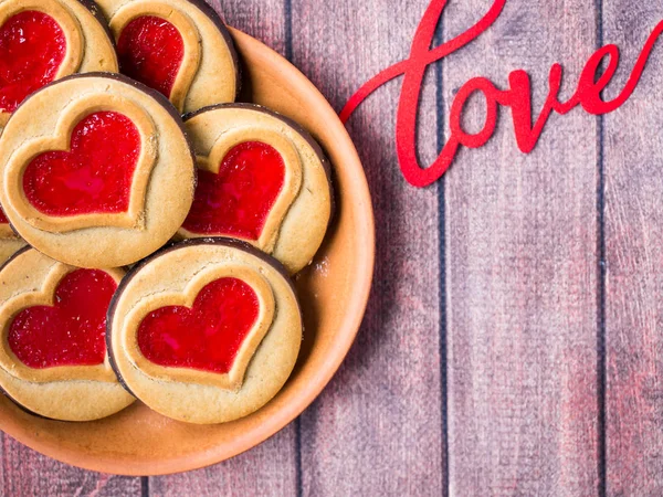 Cookies caseiros com um coração vermelho Jam Dia dos Namorados escuro de madeira fundo espaço de cópia — Fotografia de Stock