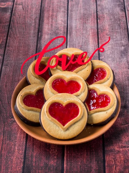 Cookies caseiros com um coração vermelho Jam Dia dos Namorados escuro de madeira fundo espaço de cópia — Fotografia de Stock