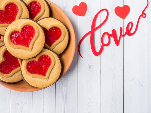 Cookies caseiros com um coração vermelho Jam Dia dos Namorados Branco de madeira fundo espaço de cópia — Fotografia de Stock