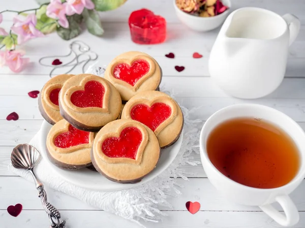 Domowe ciasteczka z czerwoną Jam serca Valentine's Day Cup herbaty — Zdjęcie stockowe