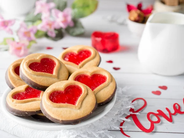 Domowe ciasteczka z czerwoną Jam serca Valentine's Day Cup herbaty — Zdjęcie stockowe