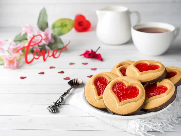 Domowe ciasteczka z czerwoną Jam serca Valentine's Day Cup herbaty — Zdjęcie stockowe