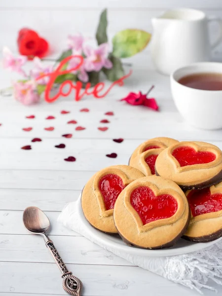 Bolinhos caseiros com um coração vermelho Jam Valentine 's Day Cup of tea — Fotografia de Stock