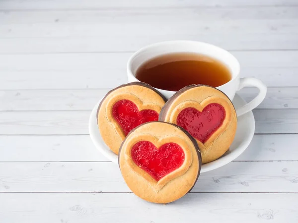 Domowe ciasteczka z czerwoną Jam serca Valentine's Day Cup herbaty — Zdjęcie stockowe