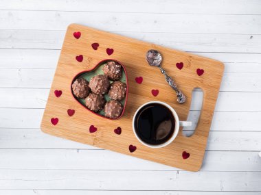 Çikolata ahşap tepsi kahve Kupası orkide kırmızı kalp