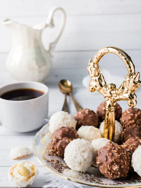 Chocolate e doces de coco em uma tigela em uma bandeja de madeira Coffee Cup Orchid . — Fotografia de Stock