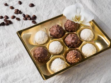 Altın bir kutu kahve çekirdekleri tablo hücresinin içinde Hindistan cevizi ile şeker