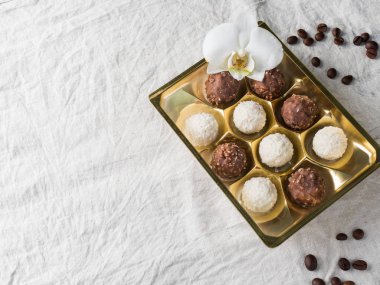 Altın bir kutu kahve çekirdekleri kopya alanı tablosundaki hücrenin içinde Hindistan cevizi ile şeker