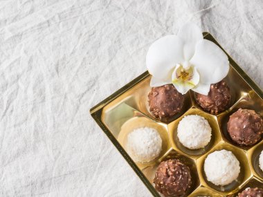 Altın bir kutu kahve çekirdekleri kopya alanı tablosundaki hücrenin içinde Hindistan cevizi ile şeker