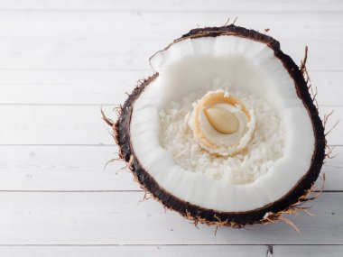 Yarı taze organik hindistan cevizi hindistan cevizi ve ahşap arka plan üzerinde içinde çikolata şeker