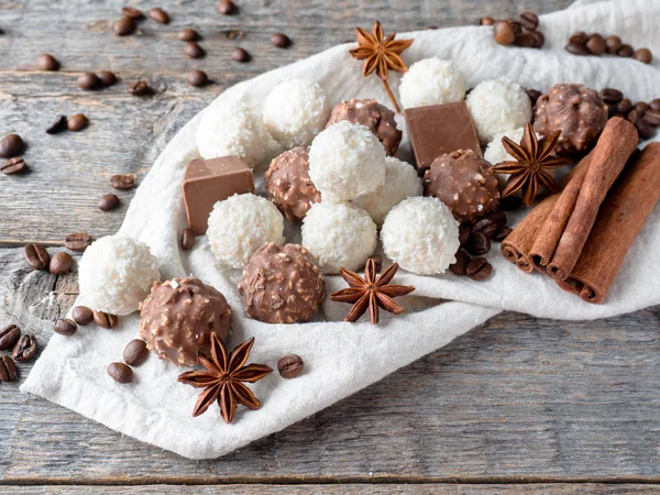 Grãos de café de canela de anis de estrela de coco de chocolate na tabela de fundo de madeira — Fotografia de Stock