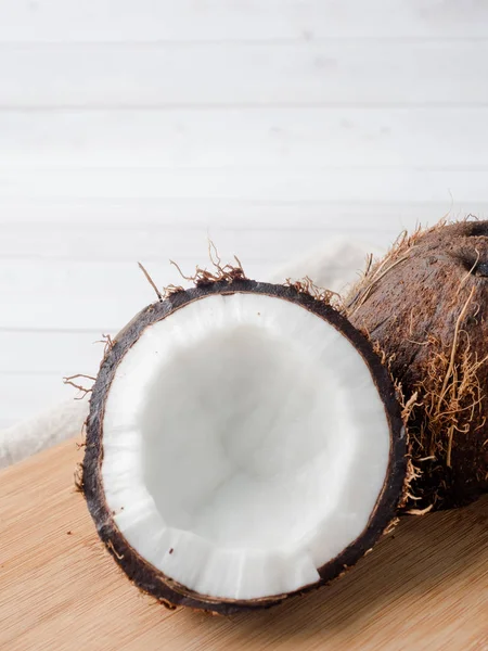 Frische Bio-Kokosnuss in zwei Teile auf rustikalem Holzhintergrund gebrochen — Stockfoto