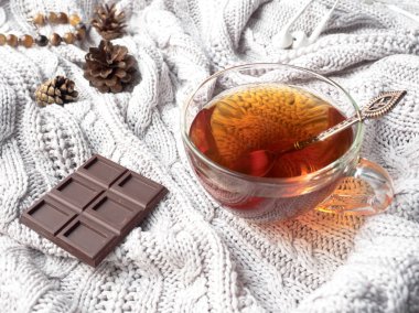 Sıcak örgü kazak, bir fincan çay ile çikolata ve kış dekorasyonları