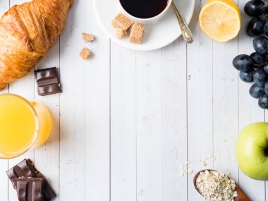 Beyaz masa kahve kruvasan portakal suyu üzüm Apple çikolata kopya alanı metin için Servis Kahvaltı