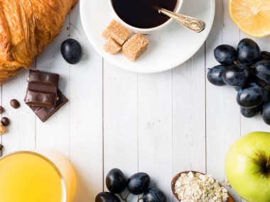 Beyaz masa kahve kruvasan portakal suyu üzüm Apple çikolata kopya alanı metin için Servis Kahvaltı