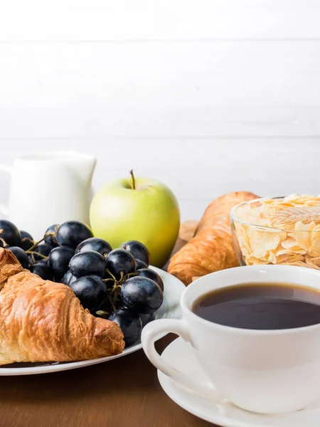 Desayuno en una mesa blanca Café Croissant Zumo de naranja Uvas Chocolate de manzana Copiar espacio para texto — Foto de Stock