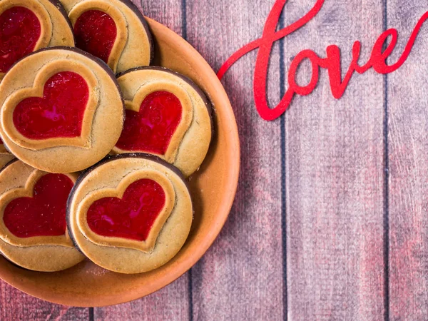 Domowe ciasteczka z czerwoną Jam serca Walentynki ciemne podłoże drewniane kopia miejsce — Zdjęcie stockowe