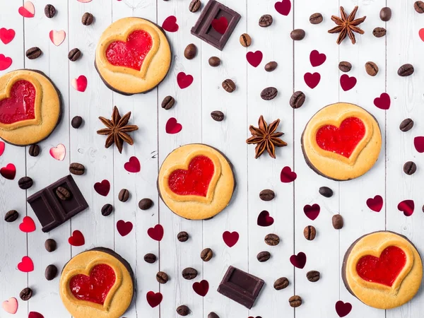 Bolinhos caseiros com um coração vermelho Jam Dia dos Namorados Café e Chocolate Estrela Anise Espaço de cópia Flat lay — Fotografia de Stock