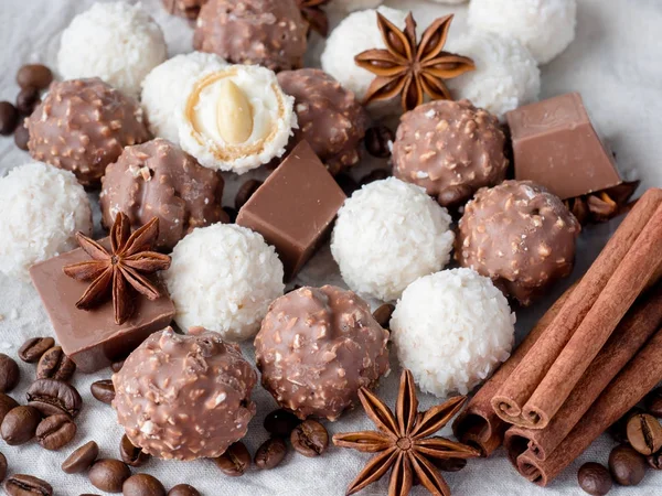 Chocolat noix de coco étoile anis cannelle grains de café sur table de fond en bois — Photo