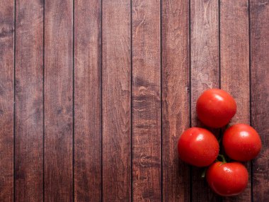 Antika ahşap masa - in üstünden, Bahçe kopya uzaydan gelen taze hasat kırsal natürmort dalda domates