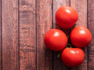 Antika ahşap masa - in üstünden, Bahçe kopya uzaydan gelen taze hasat kırsal natürmort dalda domates