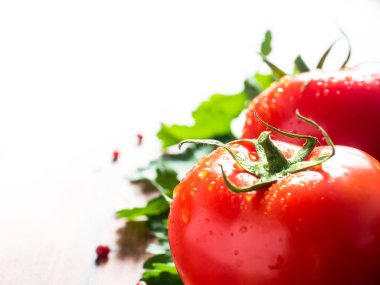 Kırmızı taze domates maydanoz biber ahşap arka plan kopya alanı seçici odak üzerinde