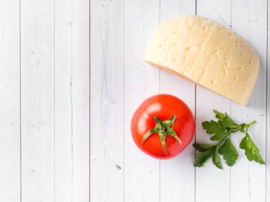peynir maydanoz ve domates Beyaz ahşap arka plan kopya alanı üzerinde parçası