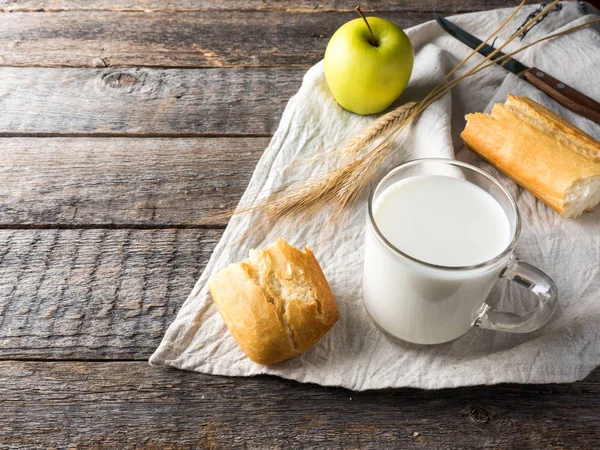 Desayuno de pueblo Manzanas de pan de leche en la toalla Mesa de madera — Foto de Stock