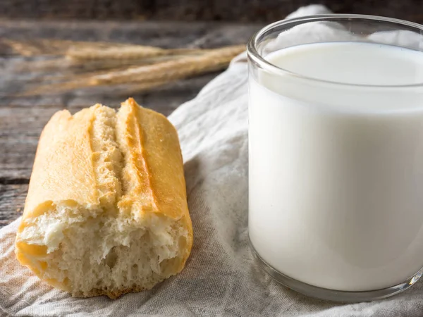 村庄早餐牛奶面包在毛巾木桌 — 图库照片