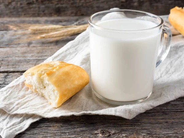 Köy kahvaltı süt ekmek havlu ahşap tablo