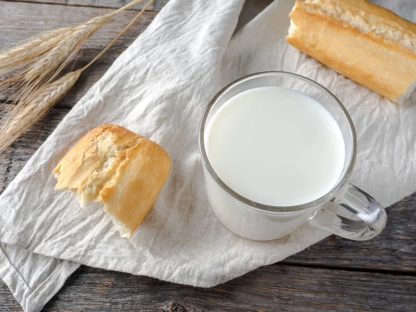 村庄早餐牛奶面包在毛巾木桌 — 图库照片