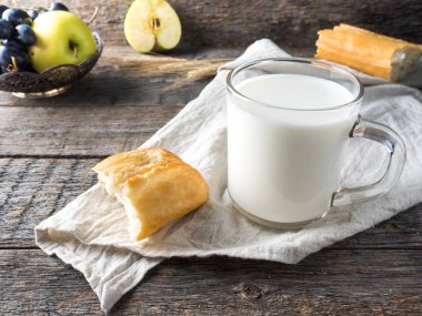 Köy kahvaltı süt ekmek elma üzüm havlu ahşap tablo