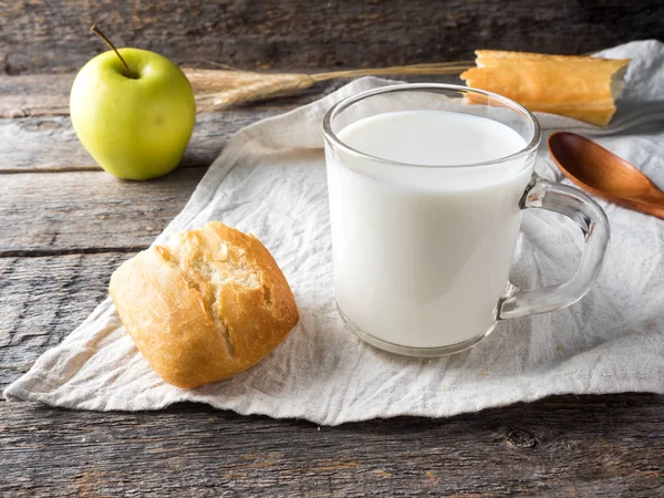 村庄早餐牛奶面包苹果在毛巾木桌 — 图库照片