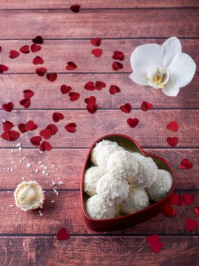 Hindistan cevizi şeker kırmızı kalp orkide çiçek ahşap arka plan kopya alanı içinde