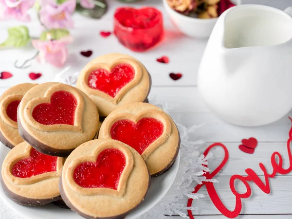 Domowe ciasteczka z czerwoną Jam serca Valentine's Day Cup herbaty — Zdjęcie stockowe