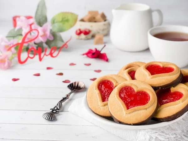 Domowe ciasteczka z czerwoną Jam serca Valentine's Day Cup herbaty — Zdjęcie stockowe